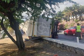 Un camión vuelca en el acceso a Telde desde la GC-1/TA.